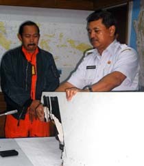 Pilot AdamAir Menangis Melihat Kepingan Sayap Ekor Kanan